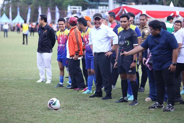 Gubernur Sumsel Dr H. Herman Deru, membuka turnamen Sepak Bola antar pengurus dan Kader Partai Politik di Jakabaring Sport City, Palembang, Rabu (9/7/2025). Gubernur Sumsel Dr H. Herman Deru, membuka turnamen Sepak Bola antar pengurus dan Kader Partai Politik di Jakabaring Sport City, Palembang, Rabu (9/7/2025).