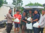 Kepala Desa Tanjung Baru, Subri Bustan ST bersama Bhabinkamtibmas dan Babinsa menyerahkan bantuan kepada warga terkena banjir, Kamis (31/07/2025). foto andi