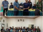 Kepala Desa Tanjung Baru, Subri Bustan ST menyerahkan bantuan sosial Paket Perlengakapan Sekolah secara simbolis kepada anak yatim piatu, Jumat (01/08/2025). foto andi