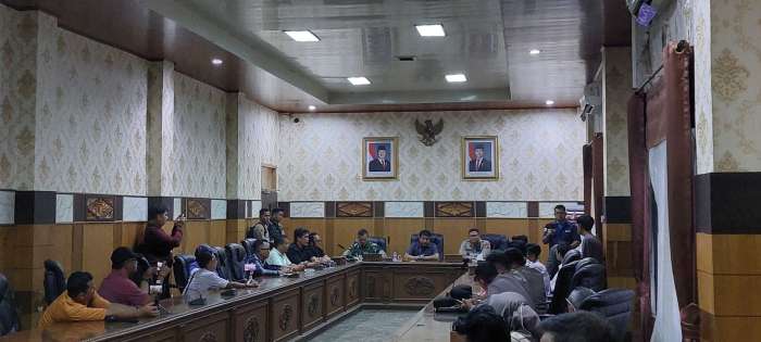 Ketua DPRD OKU H Sahril Elmi bersama Kapolres dan Dandim 0403 memimpin dialog dengan anggota PGK OKU di ruang Banmus, Selasa (2/9/2025). Ketua DPRD OKU H Sahril Elmi bersama Kapolres dan Dandim 0403 memimpin dialog dengan anggota PGK OKU di ruang Banmus, Selasa (2/9/2025).