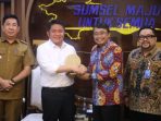 Gubernur Sumsel H Herman Deru saat menerima audiensi Direktur Utama PT Pusri yang baru, Maryono, Senin (8/9/2025)