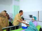 Wakil Gubernur Sumsel H Cik Ujang Saat meninjau pasien yang akan menjalani operasi di RS Mata Binar, Palembang.