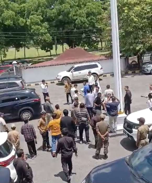 Sekelompok orang saat mengusir dan mengancam massa FPR yang sedang menyampaikan orasi protes kenaikan tarif PDAM di halaman Gedung DPRD OKU, Senin (15/9/2025). foto tangkapan layar hp