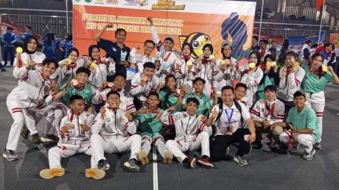 Senyum sumringah para Atlet Hockey Kabupaten OKU usai penyerahan medali di gedung bundar Sekayu, Kamis malam (23/10/2025). foto: fepi koni oku Senyum sumringah para Atlet Hockey Kabupaten OKU usai penyerahan medali di gedung bundar Sekayu, Kamis malam (23/10/2025). foto: fepi koni oku