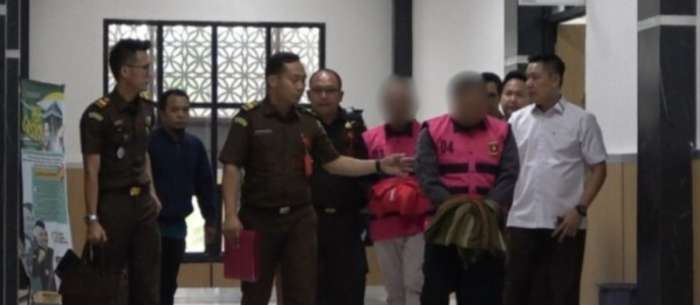 Ketua PMI OKU, YN yang juga Warek 1 Unbara (baju rompi pink di bagian belakang) bersama AA saat akan dìtitipkan di Rutan IIB Baturaja, Senin (6/10/2025). Foto tangkapan layar portal sebimbing.com Ketua PMI OKU, YN yang juga Warek 1 Unbara (baju rompi pink di bagian belakang) bersama AA saat akan dìtitipkan di Rutan IIB Baturaja, Senin (6/10/2025). Foto tangkapan layar portal sebimbing.com