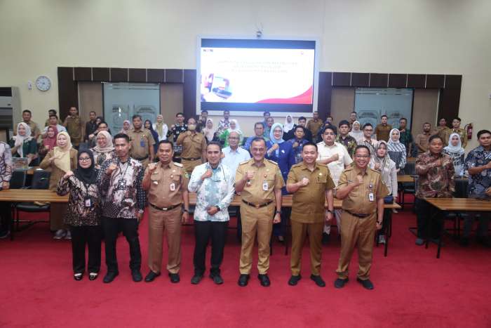 Sekda Pemprov Sumatera Selatan, H Edward Chandra foto bersama Satgas LHKPN KPK RI. Foto ist