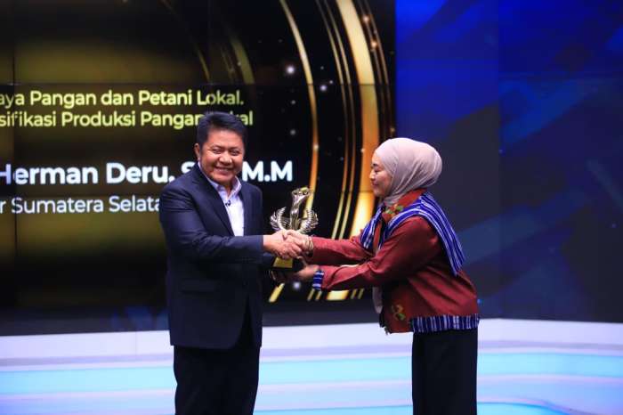 Gubernur Sumatera Selatan H. Herman Deru, saat menerima penghargaan POTY 2025 dari Metro TV. foto ist Gubernur Sumatera Selatan H. Herman Deru, saat menerima penghargaan POTY 2025 dari Metro TV. foto ist