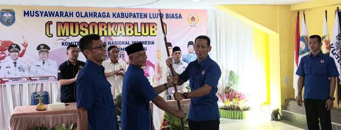 Plt Ketua KONI OKU Dimisioner, H Paranto menyerahkan Bendera Pataka KONI OKU kepada H Imron HS, S.T., M.Si, Ketua KONI OKU terpilih Periode 2026-2030 dalam Musyawarah Olahraga Kabupaten Luar Biasa (Musorkablub) di Sekretariat KONI OKU, Senin, 15 Desember 2025. Plt Ketua KONI OKU Dimisioner, H Paranto menyerahkan Bendera Pataka KONI OKU kepada H Imron HS, S.T., M.Si, Ketua KONI OKU terpilih Periode 2026-2030 dalam Musyawarah Olahraga Kabupaten Luar Biasa (Musorkablub) di Sekretariat KONI OKU, Senin, 15 Desember 2025.