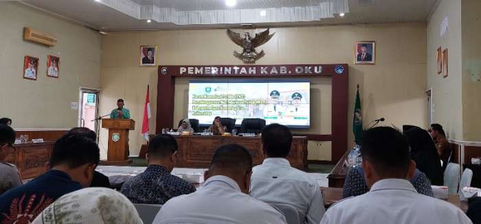 Kadin PMPTSP, H Imron HS ST MSi menyampaikan laporan pelaksanaan Forum Konsultasi Publik Penyelenggaraan Mal Pelayanan Publik di Gedung Abdi Praja Pemkab OKU, Selasa, 09 Desember 2025.
