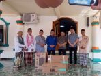 Anggota Komisi VI DPR RI, Iskandar menyerahkan wireless dan AC kepada pengurus masjid Al Falah Lubuk Batang Lama dìdampingi Ketua DPD PAN OKU Yudi Purna Nugraha, Kades Jus Imani dan jajaran pengurus Masjid Al Falah. foto purwadi
