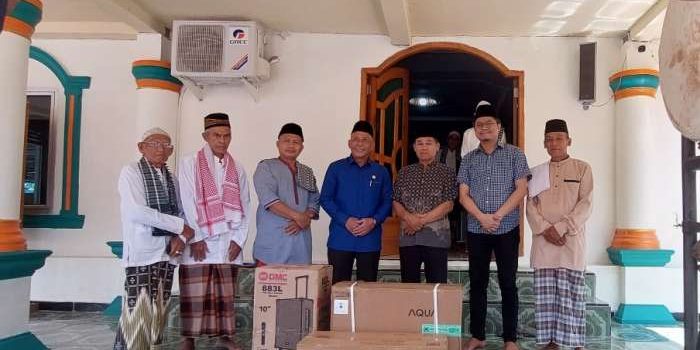 Anggota Komisi VI DPR RI, Iskandar menyerahkan wireless dan AC kepada pengurus masjid Al Falah Lubuk Batang Lama dìdampingi Ketua DPD PAN OKU Yudi Purna Nugraha, Kades Jus Imani dan jajaran pengurus Masjid Al Falah. foto purwadi