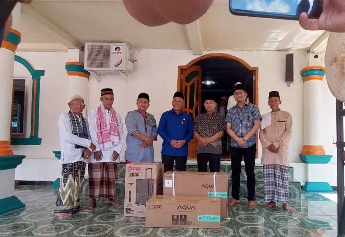 Anggota Komisi VI DPR RI, Iskandar menyerahkan wireless dan AC kepada pengurus masjid Al Falah Lubuk Batang Lama dìdampingi Ketua DPD PAN OKU Yudi Purna Nugraha, Kades Jus Imani dan jajaran pengurus Masjid Al Falah. foto purwadi